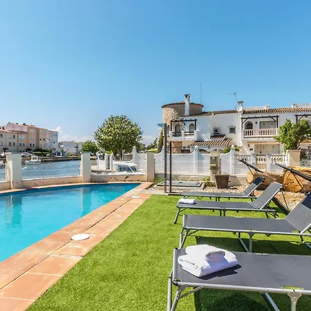 5 Habitaciones, 3 Baños, Piscina Privada, Amarre 15m