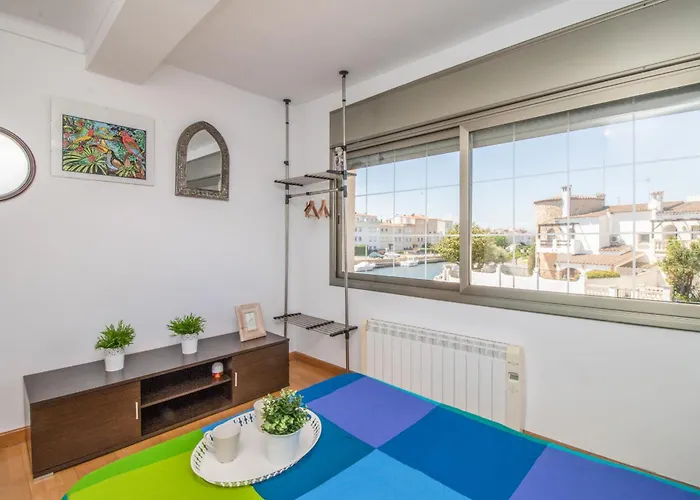 5 Habitaciones, 3 Banos, Piscina Privada, Amarre 15m Empuriabrava