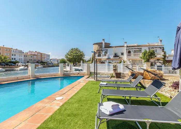 5 Habitaciones, 3 Banos, Piscina Privada, Amarre 15m