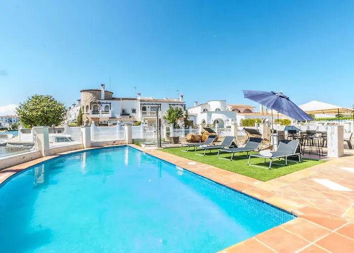 5 Habitaciones, 3 Banos, Piscina Privada, Amarre 15m Holiday home