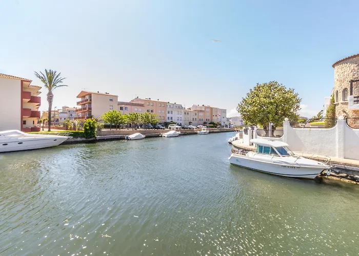 Holiday home 5 Habitaciones, 3 Banos, Piscina Privada, Amarre 15m