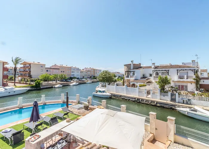 5 Habitaciones, 3 Banos, Piscina Privada, Amarre 15m Holiday home *