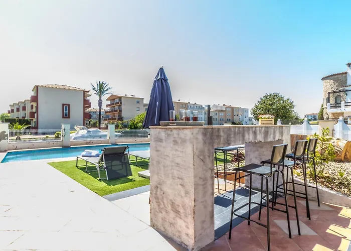 5 Habitaciones, 3 Banos, Piscina Privada, Amarre 15m Empuriabrava